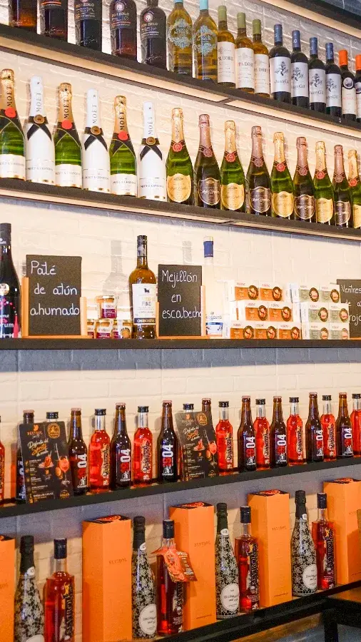 Selección de vinos y productos gourmet de La Nuestra Abacería